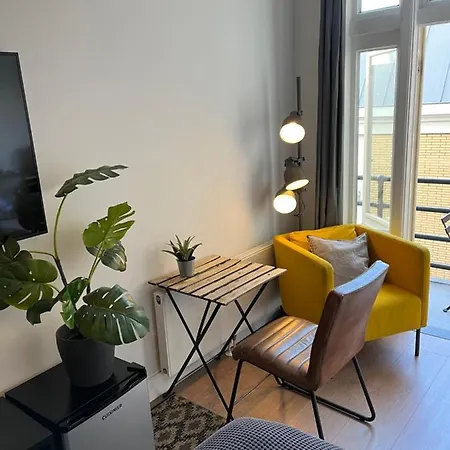 Modern Hideout Ace Location Bed & Breakfast *