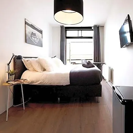 Modern Hideout Ace Location Maison d'hôtes *
