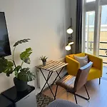 Modern Hideout Ace Location Πανσιόν *